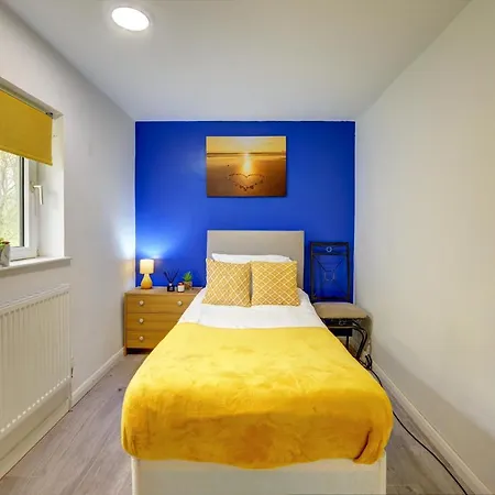 Villa 3-Bed House, Sleeps 8, Next To Park Northampton Exterior foto