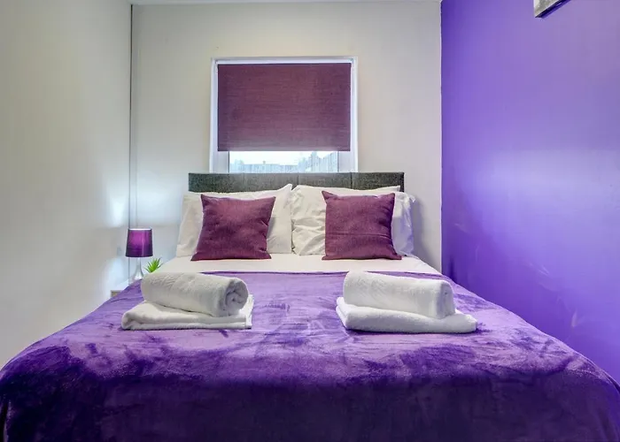 3-Bed House, Sleeps 8, Next To Park