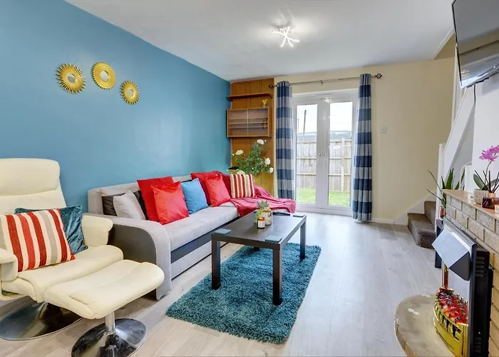 3-Bed House, Sleeps 8, Next To Park