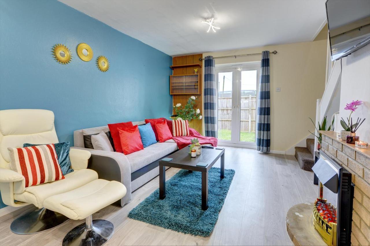 3-bed House, Sleeps 8, Next To Park Holiday home Northampton