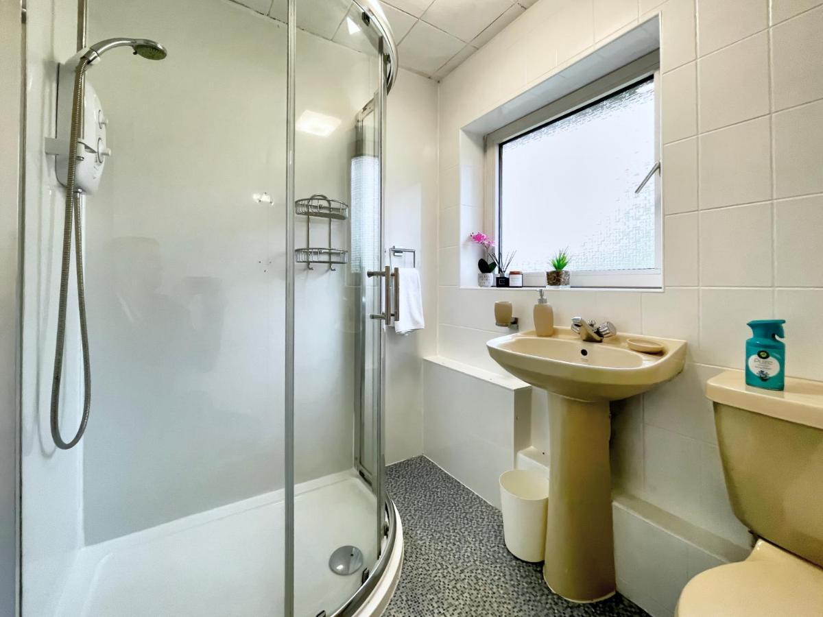3-bed House, Sleeps 8, Next To Park *