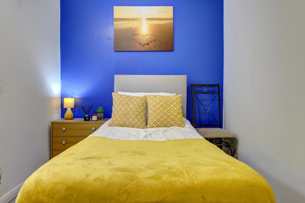 Holiday home 3-bed House, Sleeps 8, Next To Park Northampton