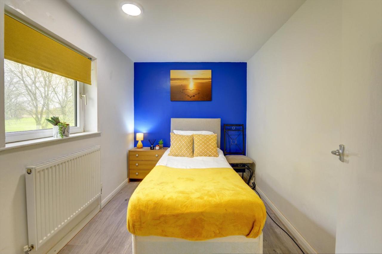 3-bed House, Sleeps 8, Next To Park * Northampton