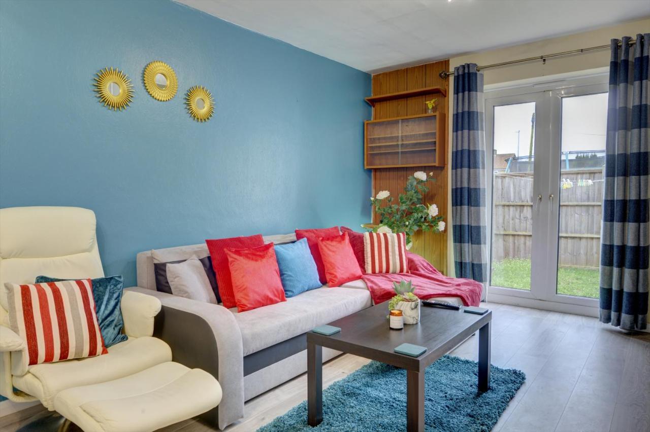 Holiday home 3-bed House, Sleeps 8, Next To Park Northampton