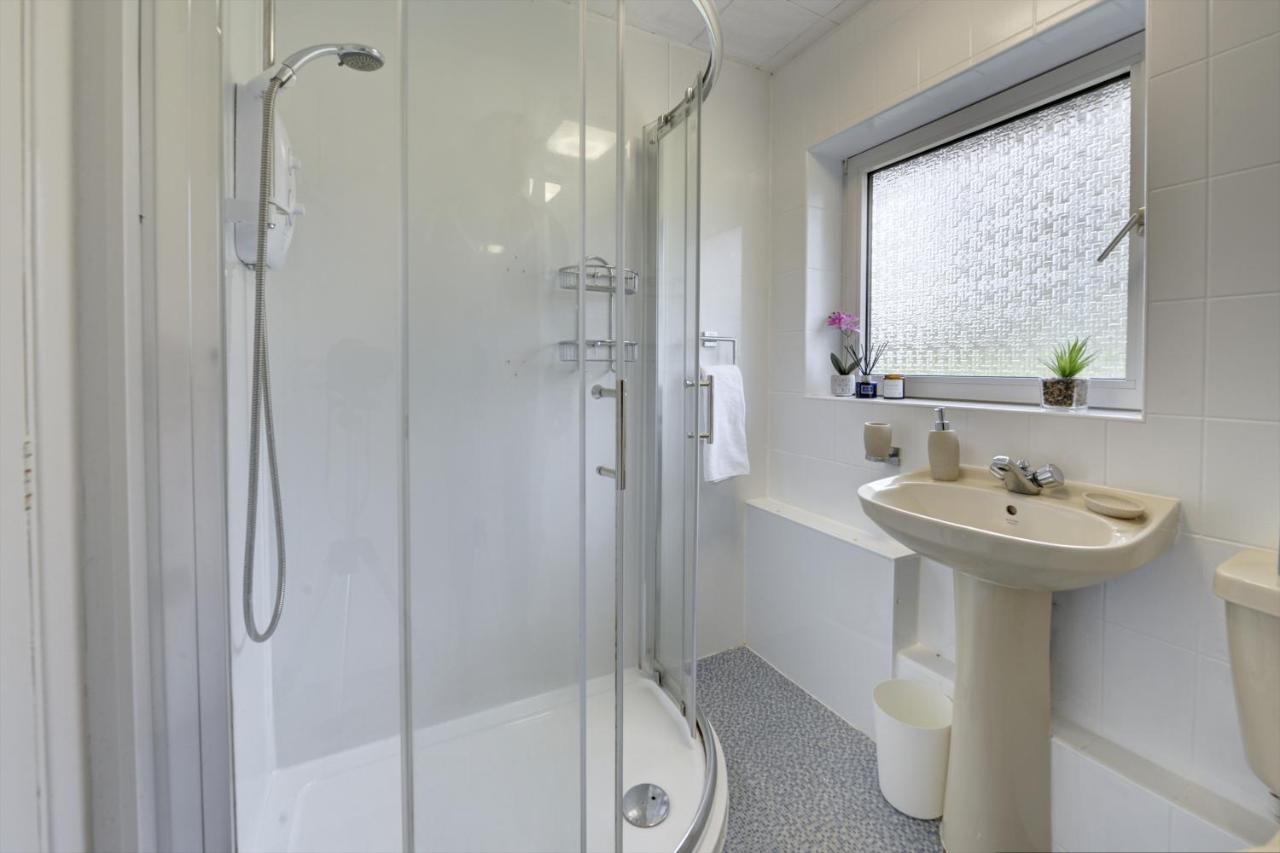 3-bed House, Sleeps 8, Next To Park Northampton