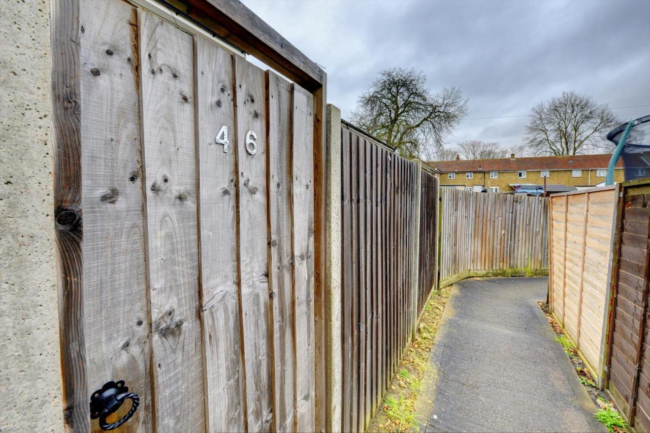 3-bed House, Sleeps 8, Next To Park Holiday home Northampton