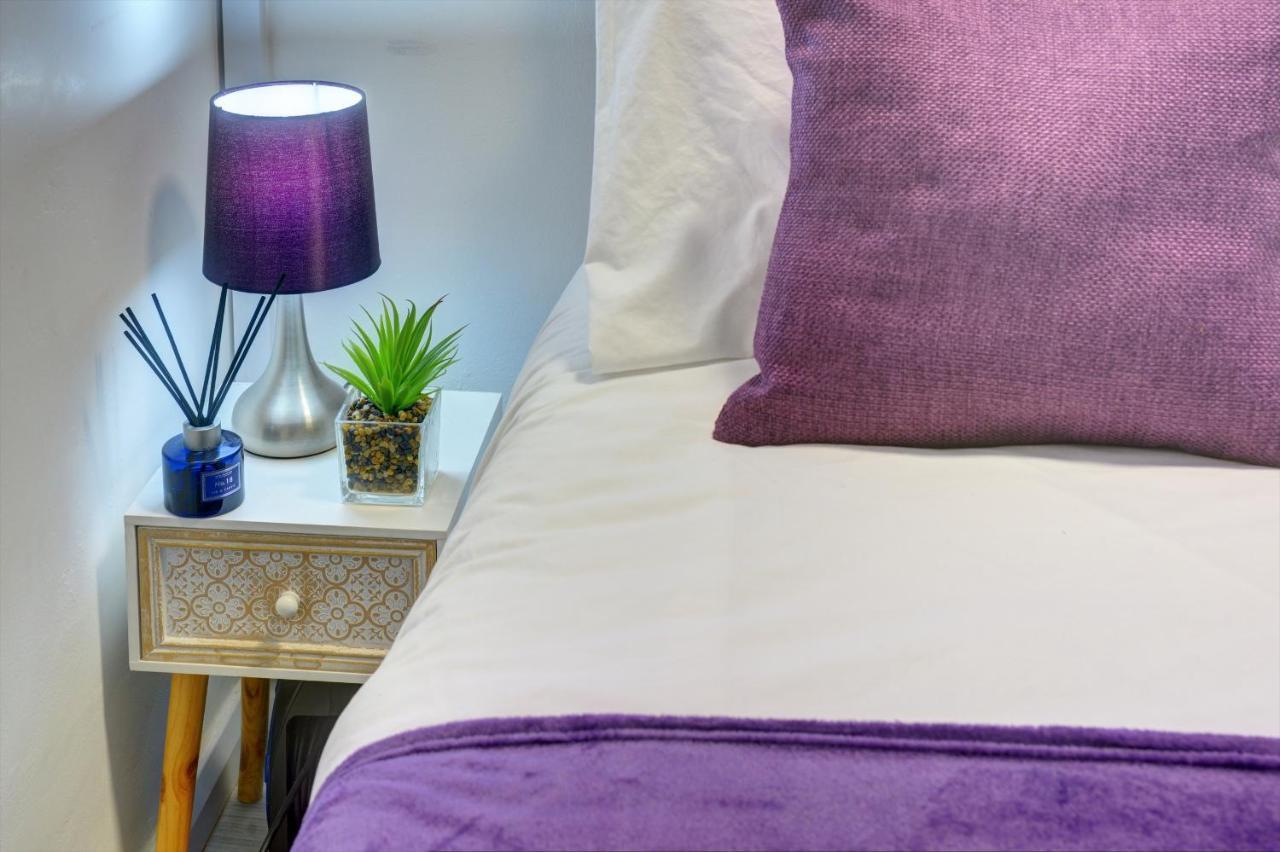 3-bed House, Sleeps 8, Next To Park * Northampton