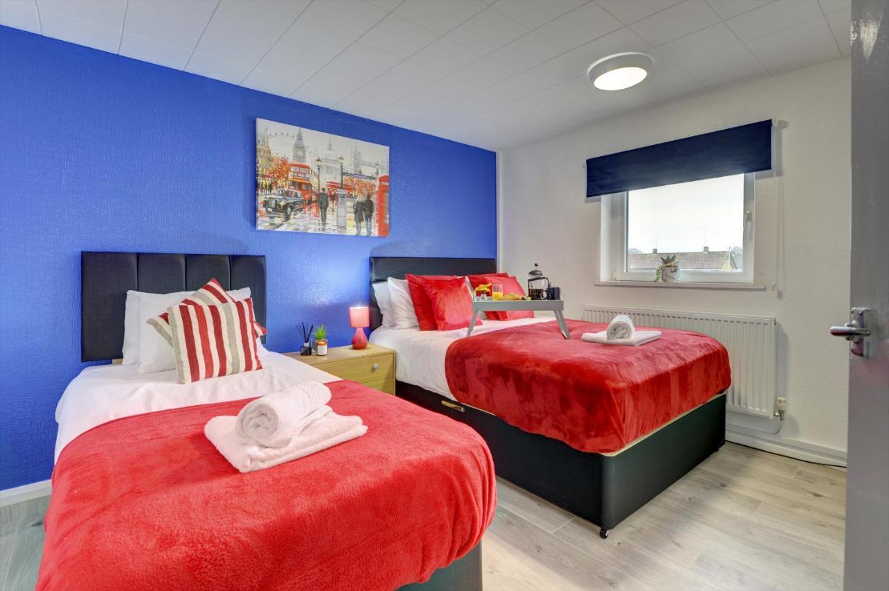 3-bed House, Sleeps 8, Next To Park *