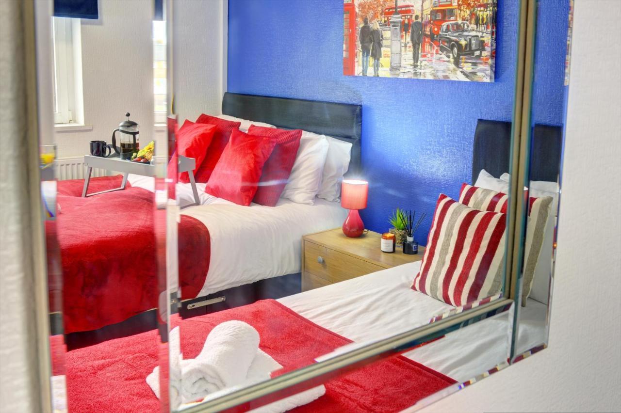 3-bed House, Sleeps 8, Next To Park * Northampton